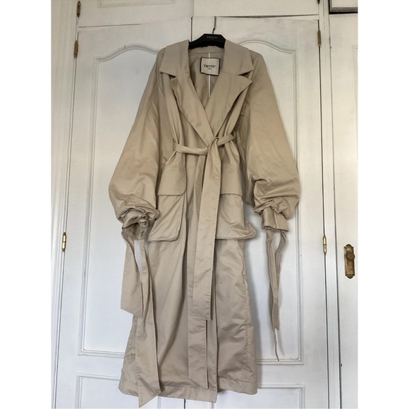 Chic Beige Trench Coat with Belt - Picture 1 of 11